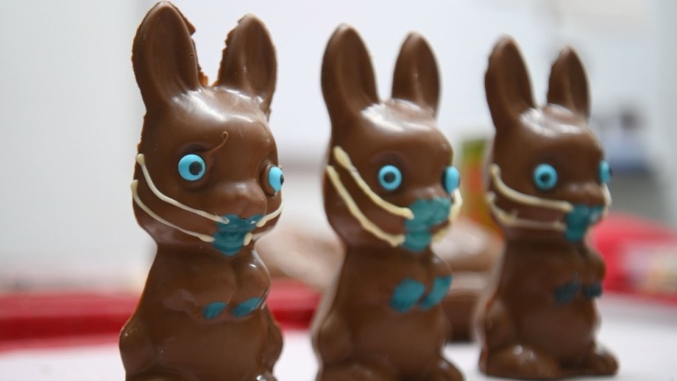 Conejos de chocolate de Pascua con mascarillas.
