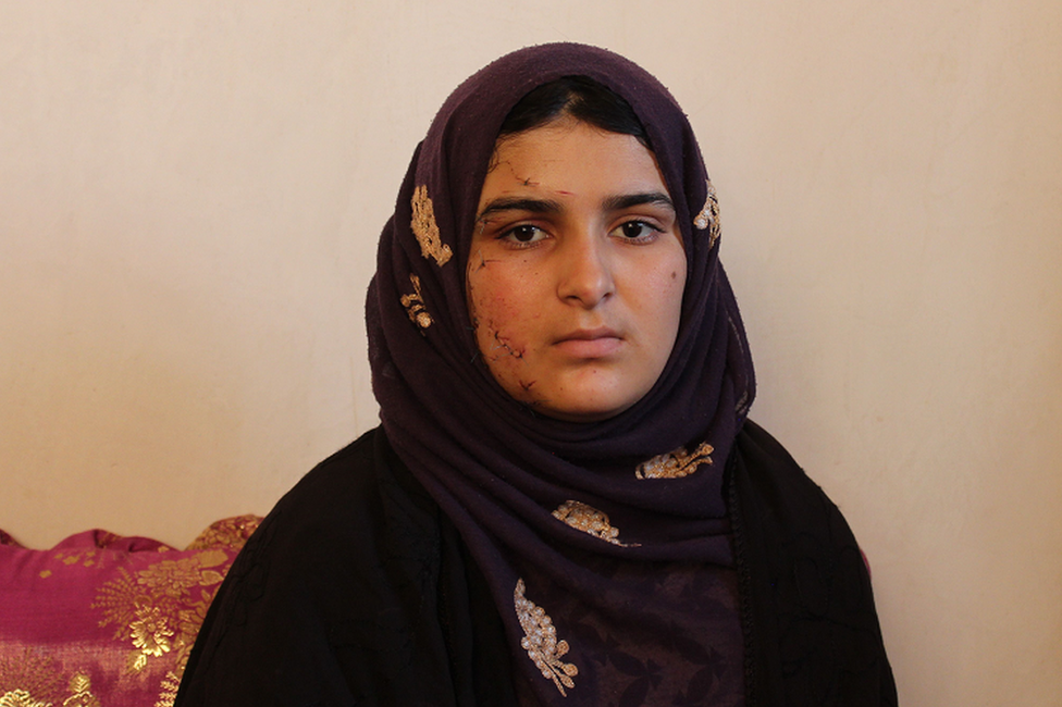 Разия выжила при взрыве бомбы в машине рядом с ее школой языка жестов