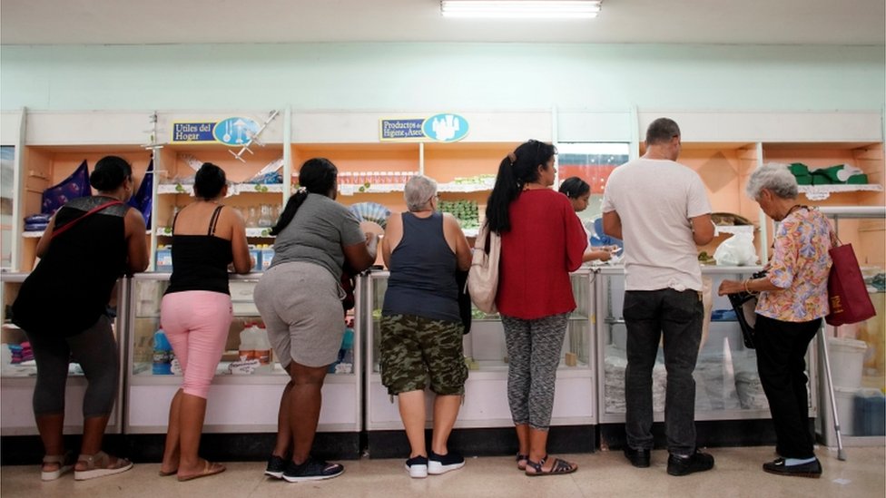 Кубинцы стоят в очереди за продуктами в государственном магазине в Гаване