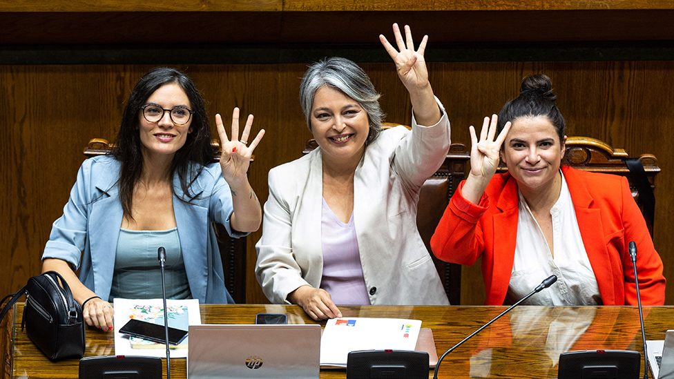 Camila Vallejo (izq.), la ministra del Trabajo, Jeannette Jara (c), y la ministra de la Mujer, Antonia Orellana, celebran la aprobación de la ley en el Senado, el 21 de marzo de 2023