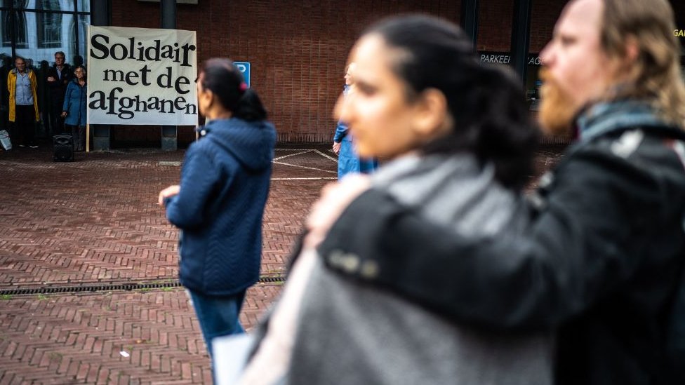 Hollanda'da Afgan sığınmacıları protesto gösterisi denetimden çıktı, acil durum ilan edildi