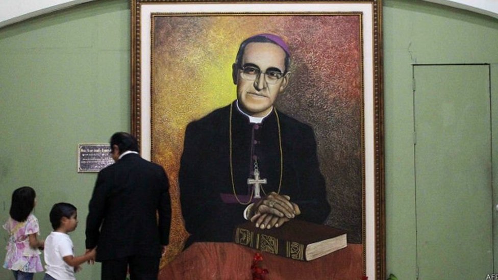 Cuadro de Romero en un edificio en El Salvador.