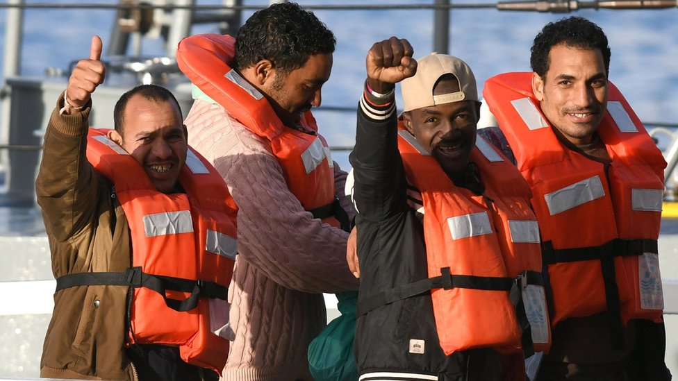 أظهر الاستطلاع الكبير أن نحو نصف عدد السكان الذين تقل أعمارهم عن الثلاثين يرغبون في الهجرة