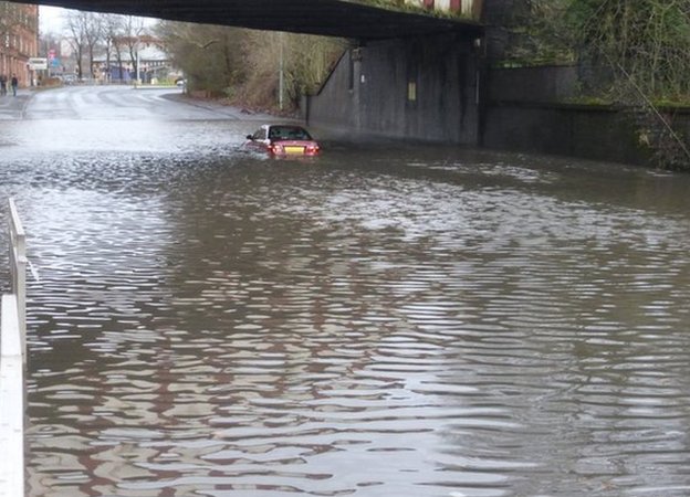Автомобиль погружен в воду на Haggs Road, Глазго
