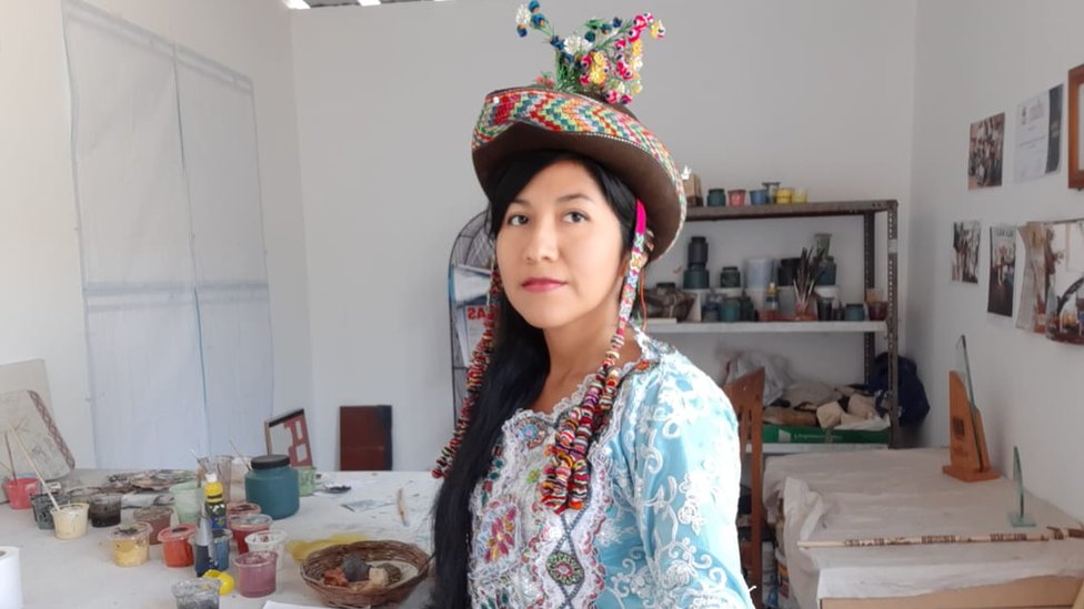 Venuca Evanán en su estudio de arte con tu traje típico de Sarhua.