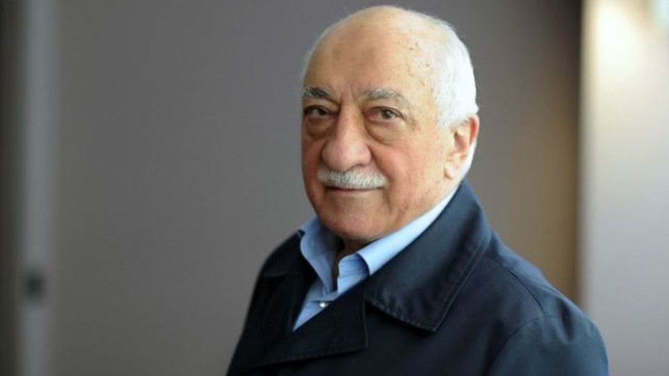 Ulama Fatulleh Gulen mengasingkan diri sendiri dan tinggal di Pennsylvania, AS.