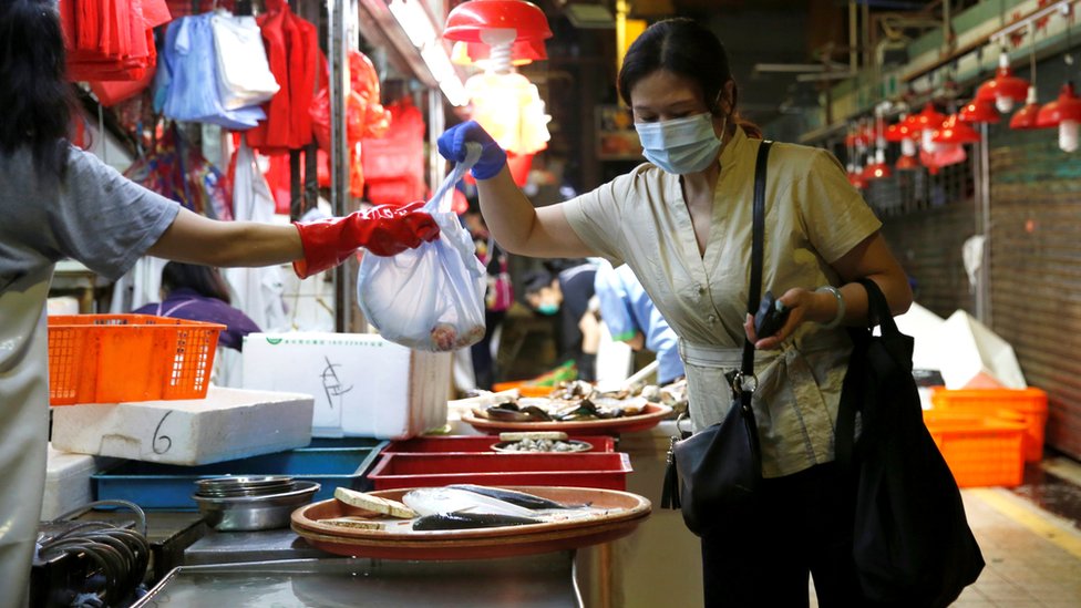 香港九龍深水埗一座菜市場內顧客在買鮮魚（17/7/2020）