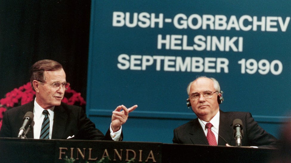 George H.W Bush y Mijail Gorbachov.