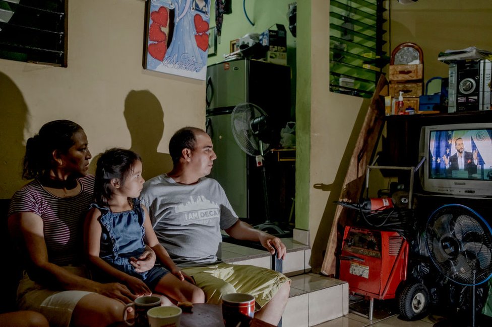 Familia salvadoreña viendo a Bukele hablar en cadena nacional el 4 de mayo de 2021.