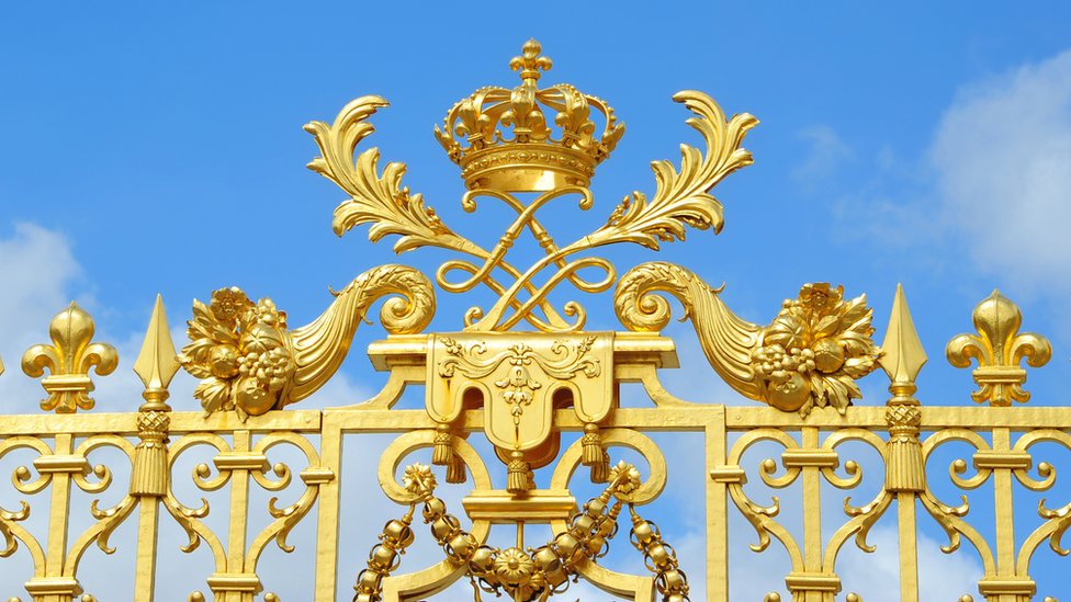 El estilo de vida de la realeza y aristócratas en esa época es legendario. Reja del palacio de Versalles.