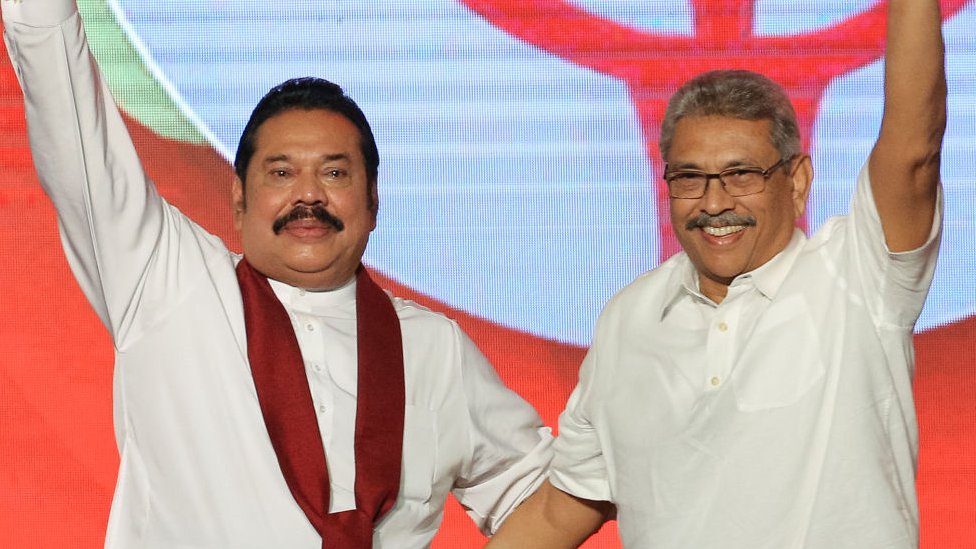 Лидер оппозиции Шри-Ланки и бывший президент Махинда Раджапакса (слева) и бывший министр обороны Готабая Раджапакса