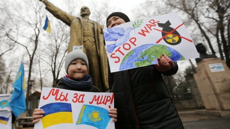 Protestantes en Almaty, Kazajistan, delante de la estatua de Lenin