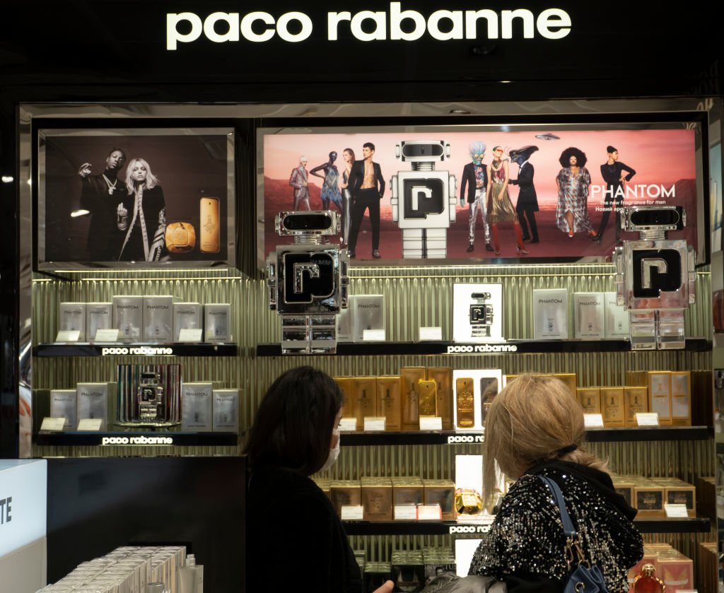 Dos mujeres miran una vitrina con los perfumes de Paco Rabanne