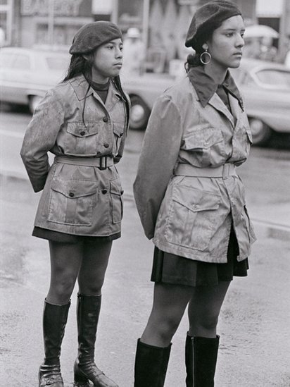 Dos jóvenes muchachas miembros de los Boinas cafés durante una manifestación.