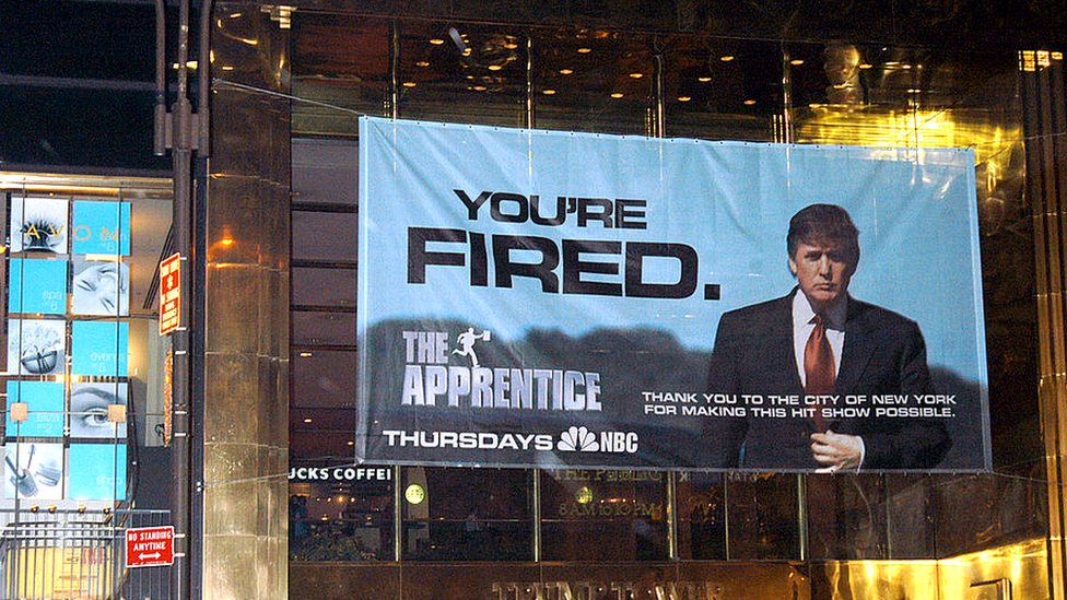 Aviso del programa de teevisión The Apprentice con Donald Trump