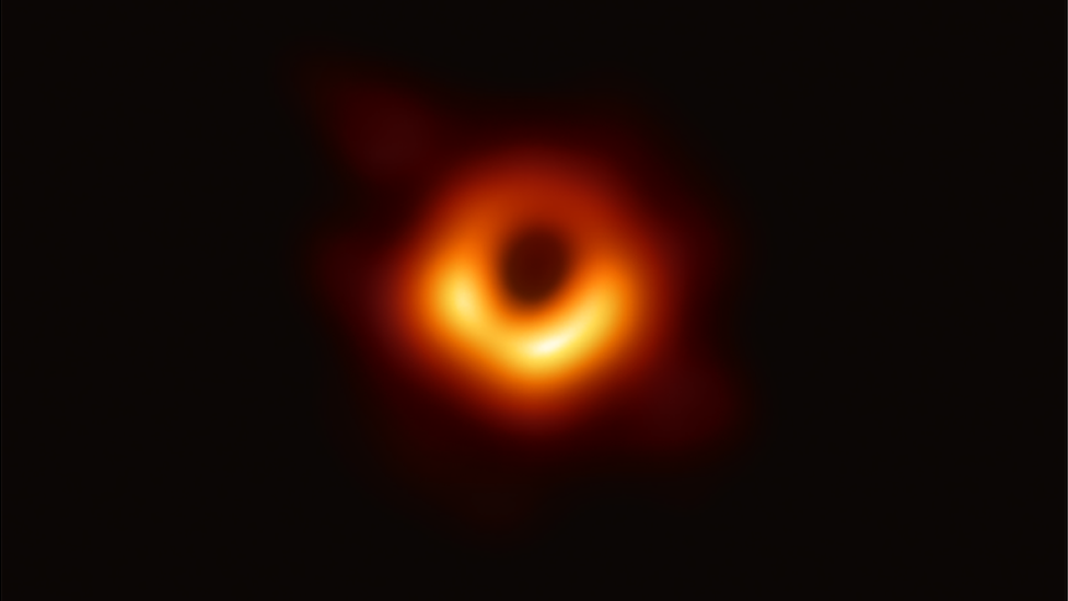 Foto de un agujero negro tomado por el telescopio Event Horizon, abril 2019
