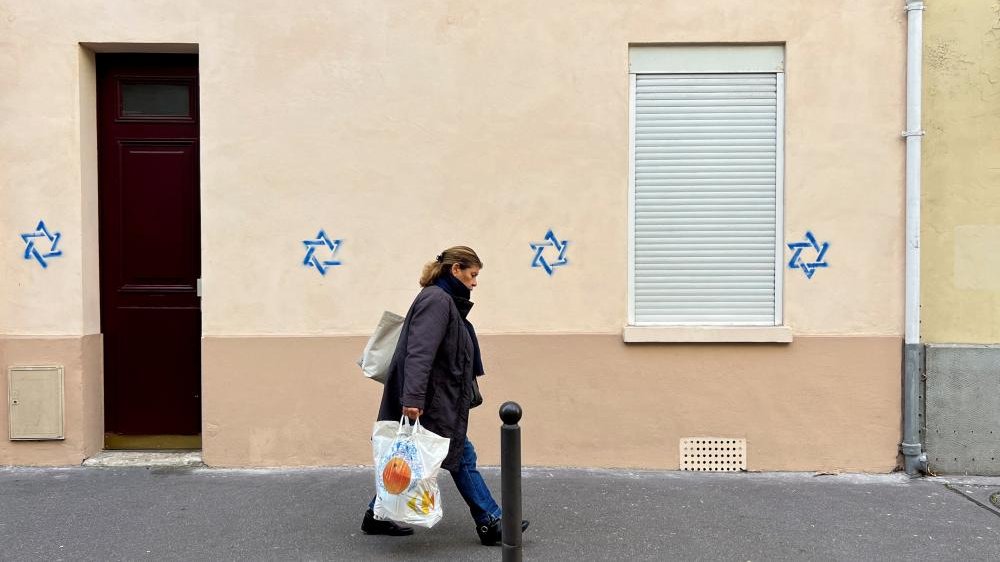 Star of David graffiti in Paris - the Russian connection - BBC News