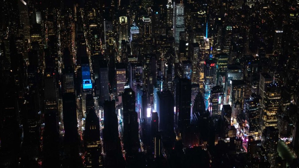 Vista aérea de Nueva York parcialmente a oscuras