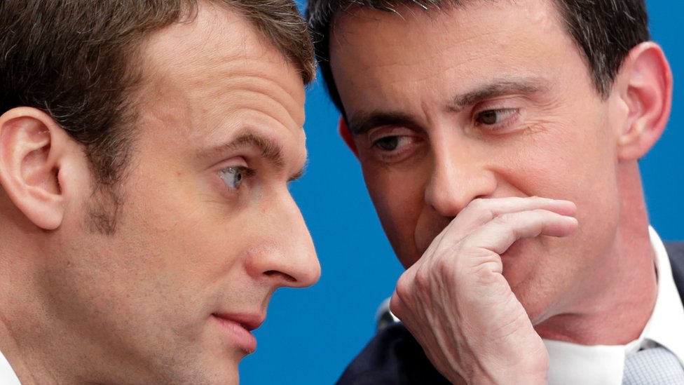 Премьер-министр Франции Мануэль Вальс (справа) разговаривает с бывшим министром экономики Франции Эммануэлем Макроном в апреле 2015 г.