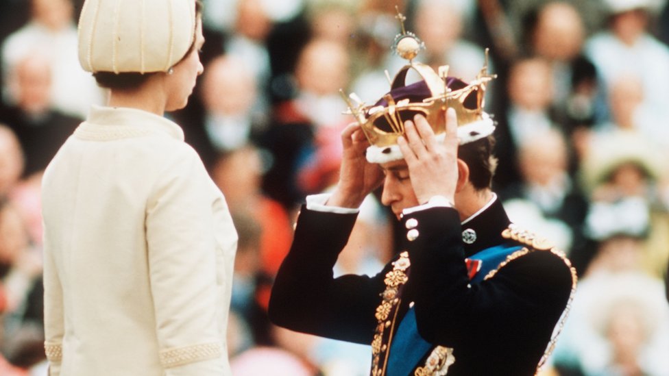Принц Чарльз получил золотую корону принца Уэльского от его матери, королевы Елизаветы