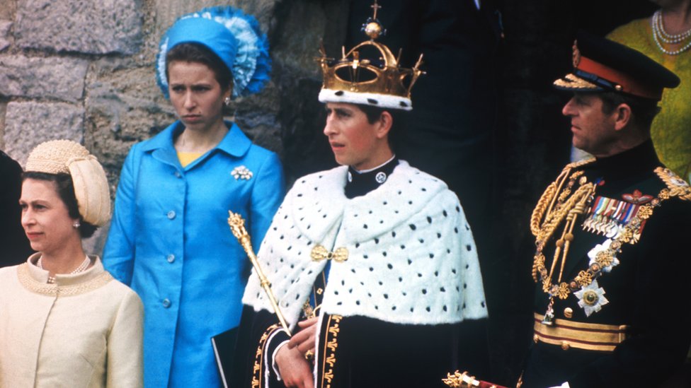 Принц Чарльз в короне после обретения титула принца Уэльского на балконе с королевой и принцем Филиппом