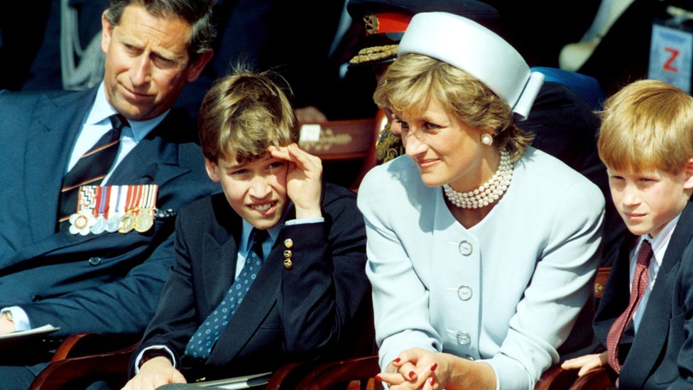 El príncipe Carlos (izq.), elpríncipe William (centro), la princesa Diana y el príncipe Harry (der.)