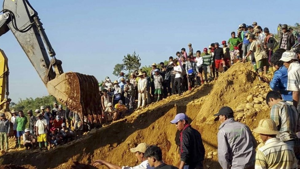 Люди ищут горняков, погибших в результате оползня в районе добычи нефрита Хпакант, штат Качин, север Мьянмы, 22 ноября 2015 г.
