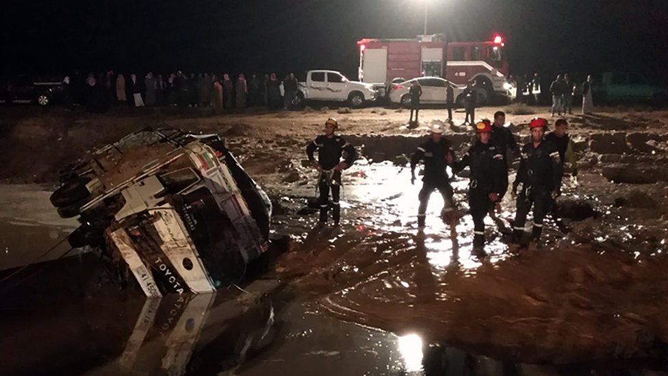 جرفت السيول في مأدبا السيارات وتسببت بأضرار كبيرة في الطرق