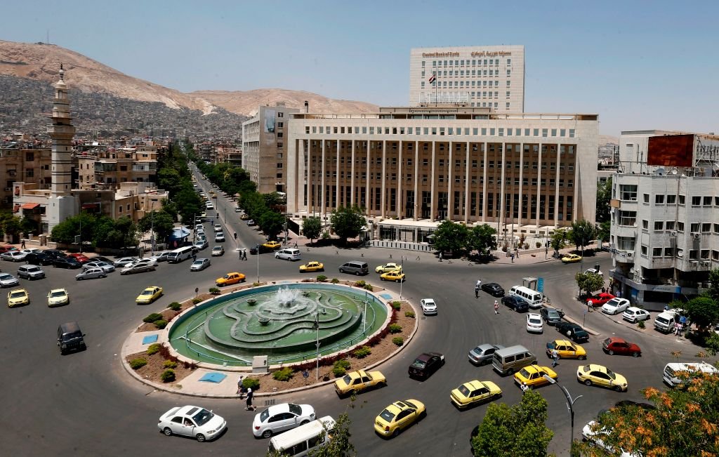 لقطة لساحة السبع بحرات بدمشق يظهر فيها مبنى البنك المركزي السوري