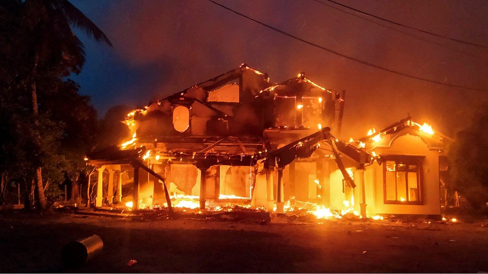 Sri Lanka: Protesters torch leaders' homes in night of unrest