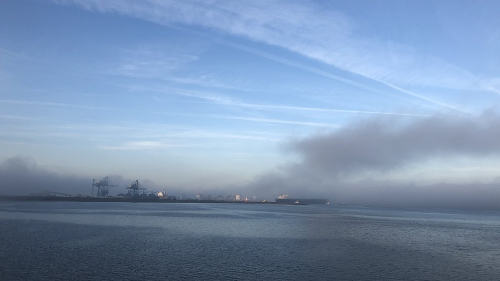 Пожарный дым над бывшими коксовыми печами Южного берега