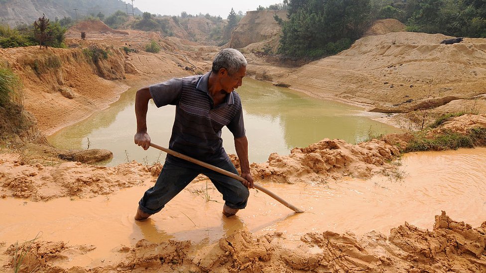 Un obrero trabaja en una mina de tierras raras en el condado de Nancheng (Jiangxi)