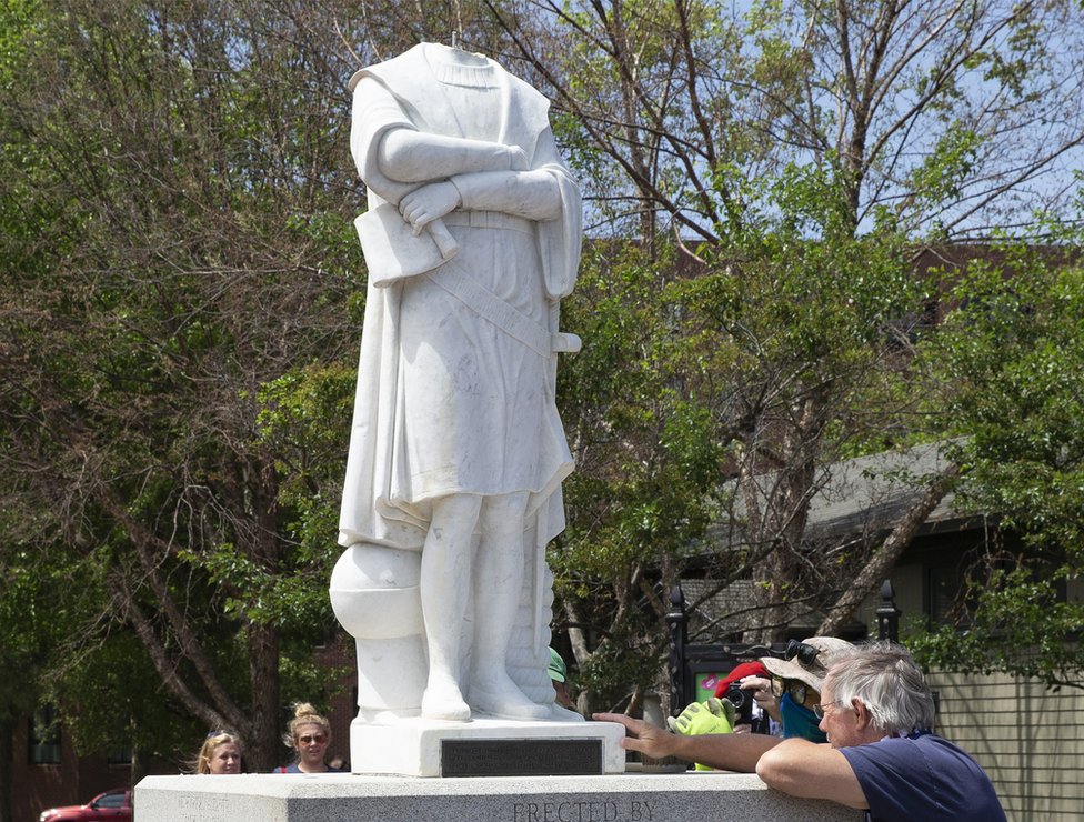Una estatua de Colón decapitada en Boston