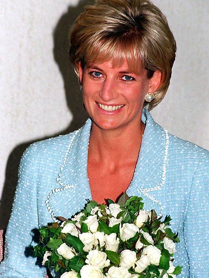 Diana fue una de las mujeres más fotografiadas del mundo. Diana con un ramo de flores en 1997.