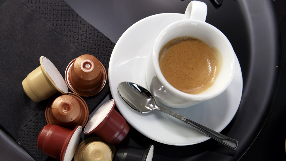 Биоразлагаемые капсулы от компании Ethical Coffee Company (ECC) лежат рядом с чашкой кофе перед пресс-конференцией в Женеве, Швейцария, 23 марта 2015 г.