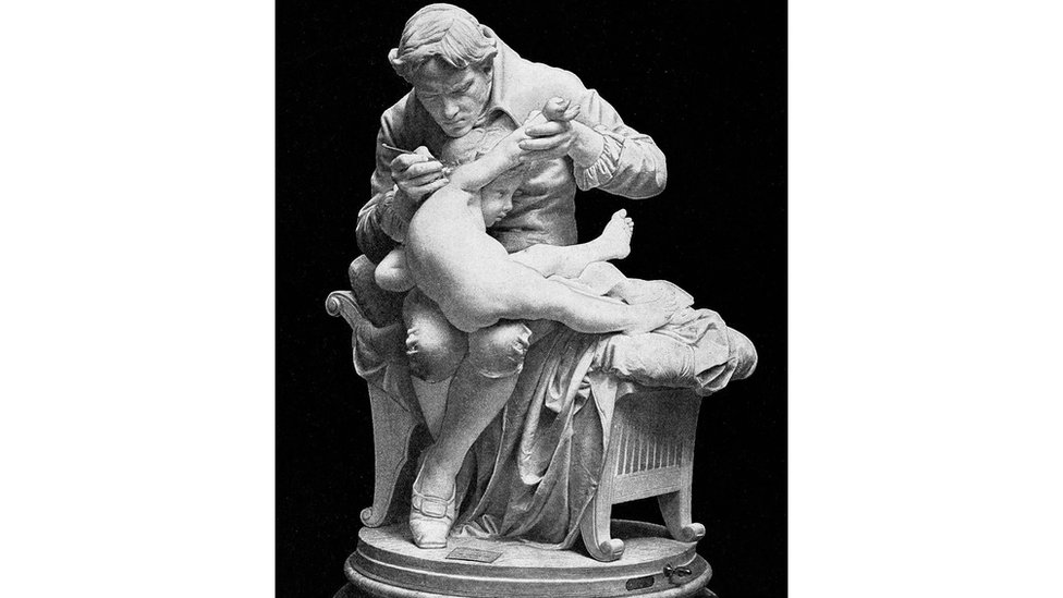 تمثالإ لدوارد جينر وهو يلقح ابنه