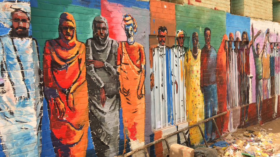 جدارية تمثل الشعب السوداني على في الخرطوم