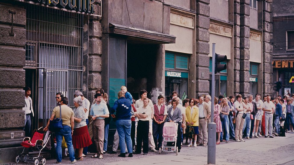 Gente haciendo cola en el este de Berlín, un día después de la introducción del marco alemán como moneda.