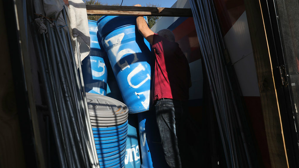 Canales espera que para el verano existan 150 tanques de agua en la zona. Canales dejando tanques de agua