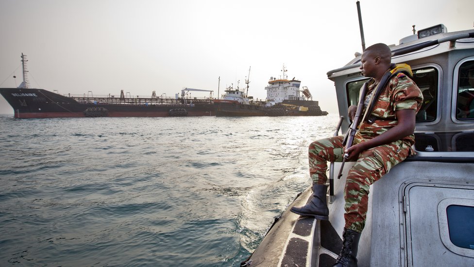 Команда по борьбе с пиратством наблюдает за грузовым судном у побережья Западной Африки.