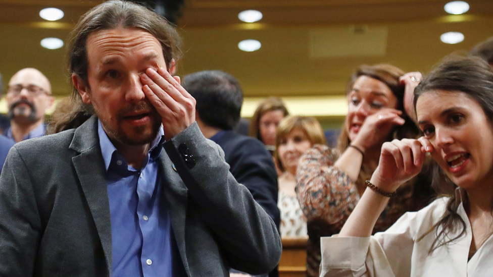 Лидер Podemos Пабло Иглесиас и член партии Ирен Монтеро плачут