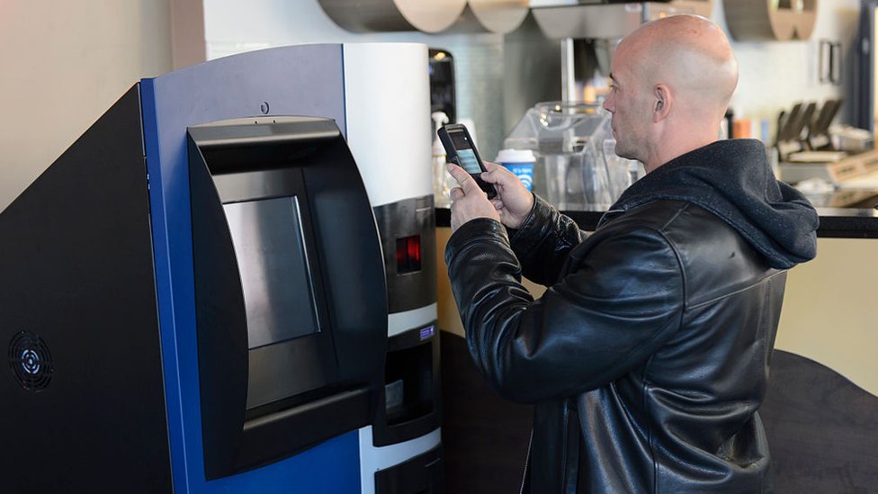 Estados Unidos ha lanzado advertencias sobre las falsas ofertas públicas en criptomonedas. Cajero con Bitcoins