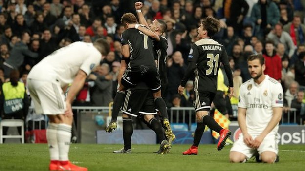 Jugadores del Real Madrid lucen desbastados tras uno de los goles del Ajax.