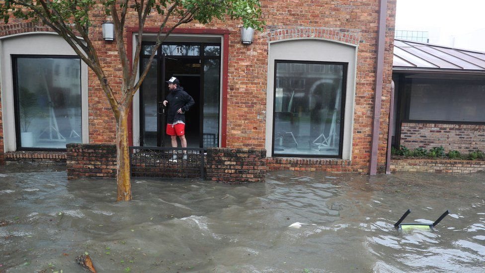 مياه فيضانات في الشوارع بسبب العاصفة سالي