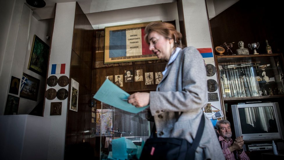 En abril los serbios concurrieron a las urnas y votaron por Aleksandar Vucic como presidente. En abril los serbios concurrieron a las urnas y votaron por Aleksandar Vucic como presidente.