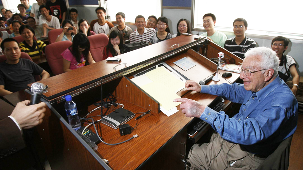 Murray Gell-Mann con estudiantes en la universidad china de Huazhong