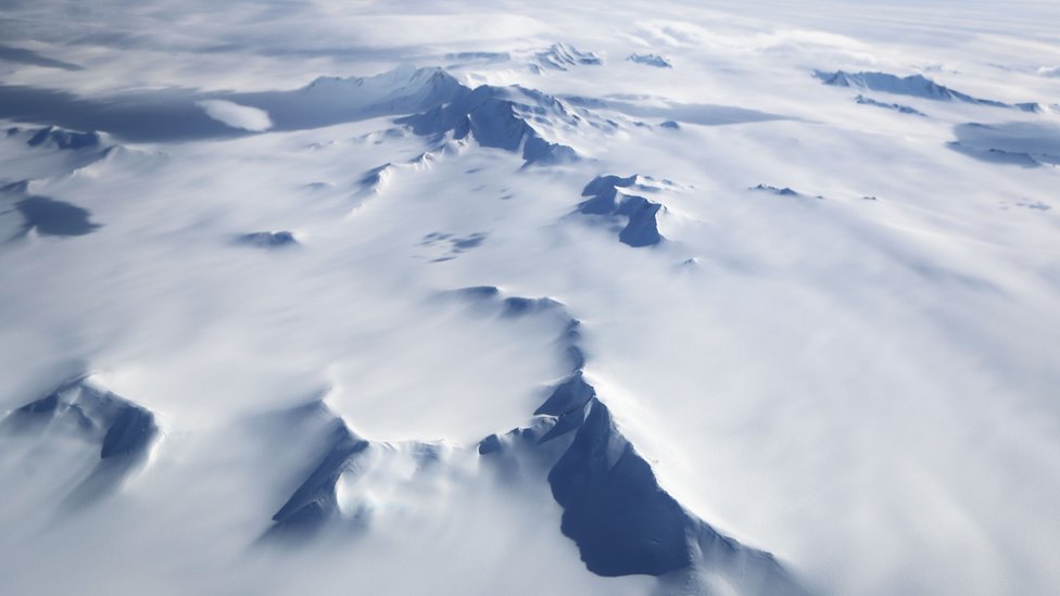 El mapa muestra lo diferentes que son la región oriental y la occidental de Antártica. Antártica