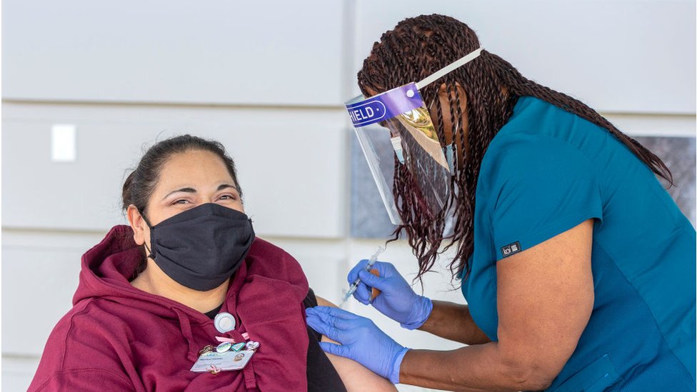 Медицинские работники Калифорнии проходят вакцинацию