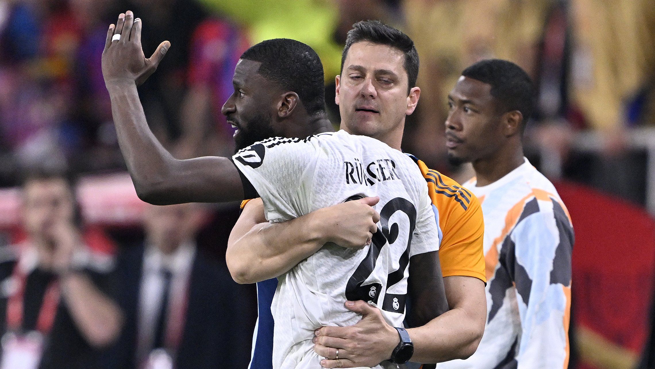 Antonio Rudiger: Real Madrid defender apologises but faces ban for throwing object at referee in Copa del Rey defeat by Barcelona - BBC Sport