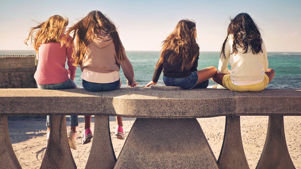 Niñas y adolescentes frente a una playa en Galicia, España.